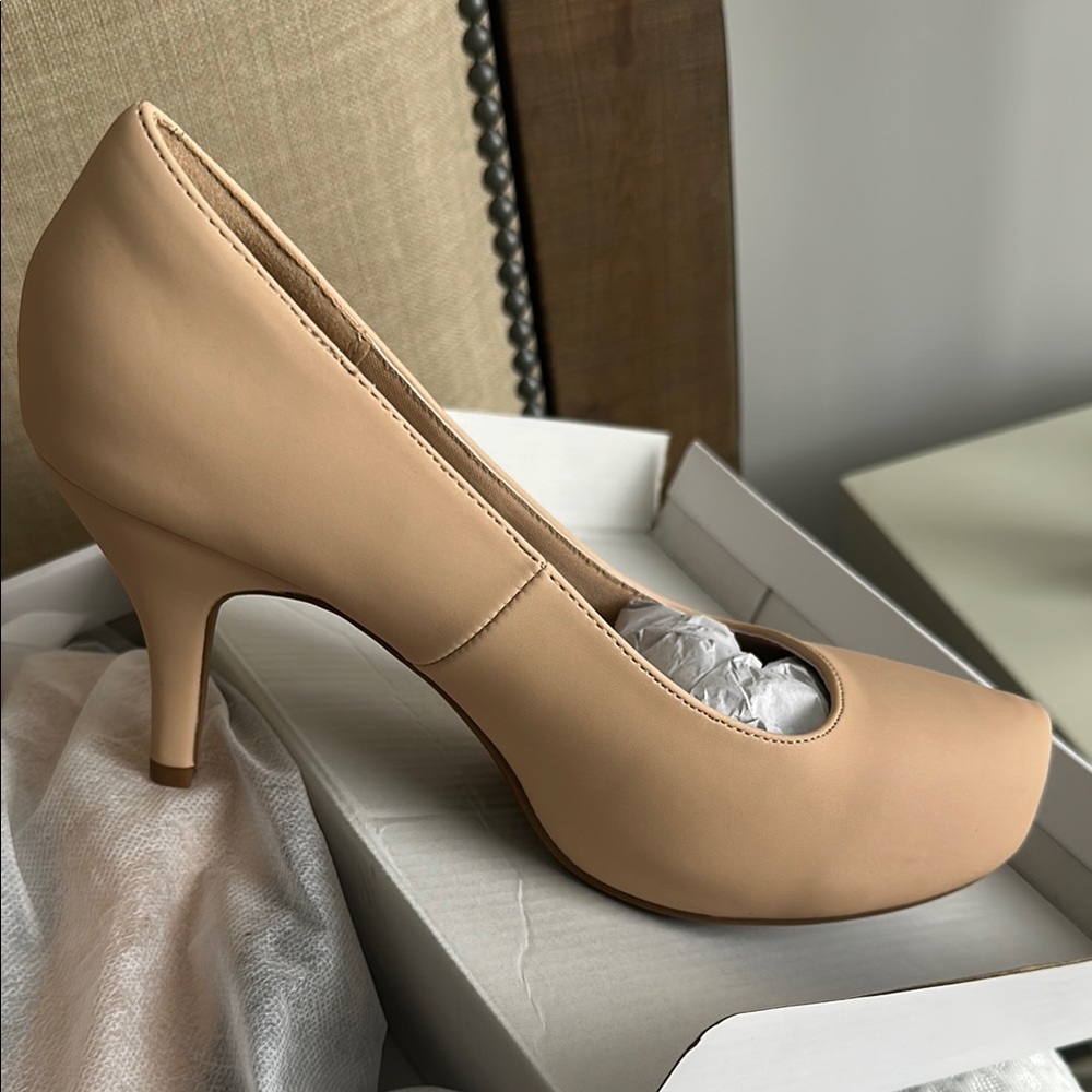 Dream Pairs Tan pumps /heels size 9 .